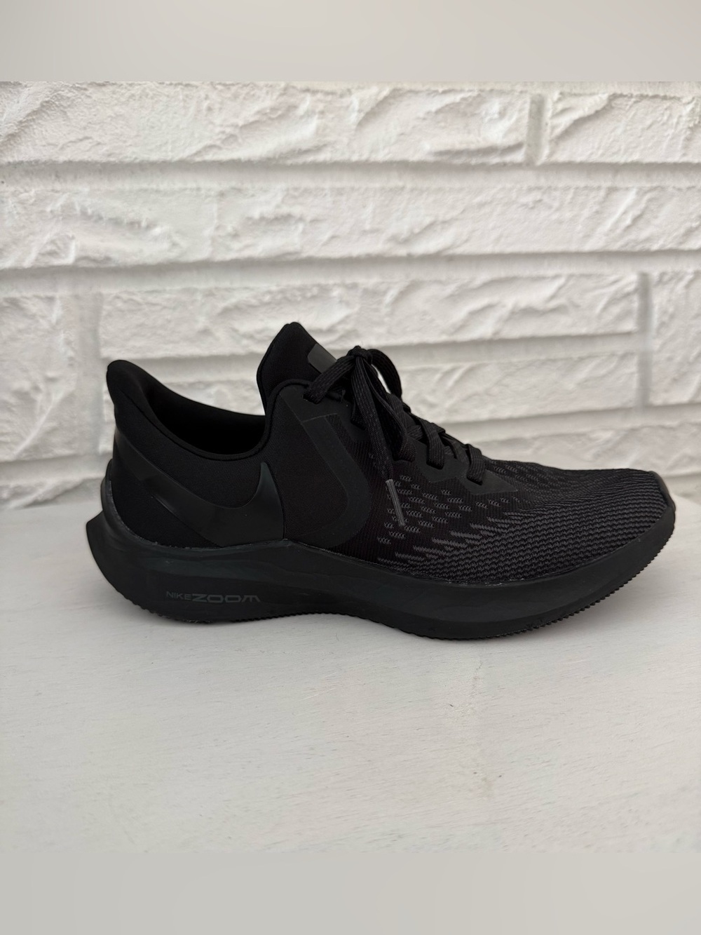 Women’s Nike Air Zoom Winflo 6 in Black - Women’s size 7 - New